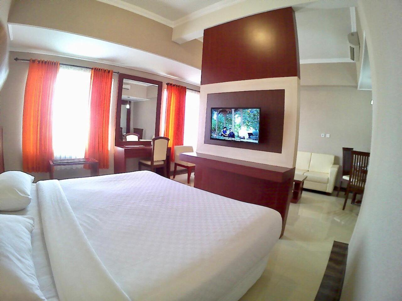 Hotel Tosan Solo Baru Grogol Exterior foto